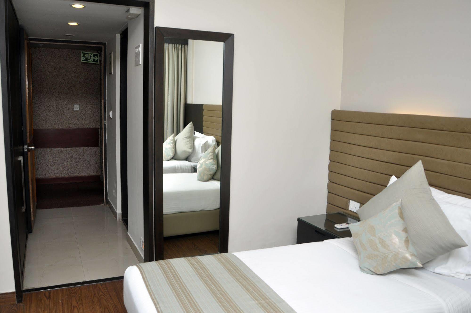 Indismart Hotel コルカタ エクステリア 写真
